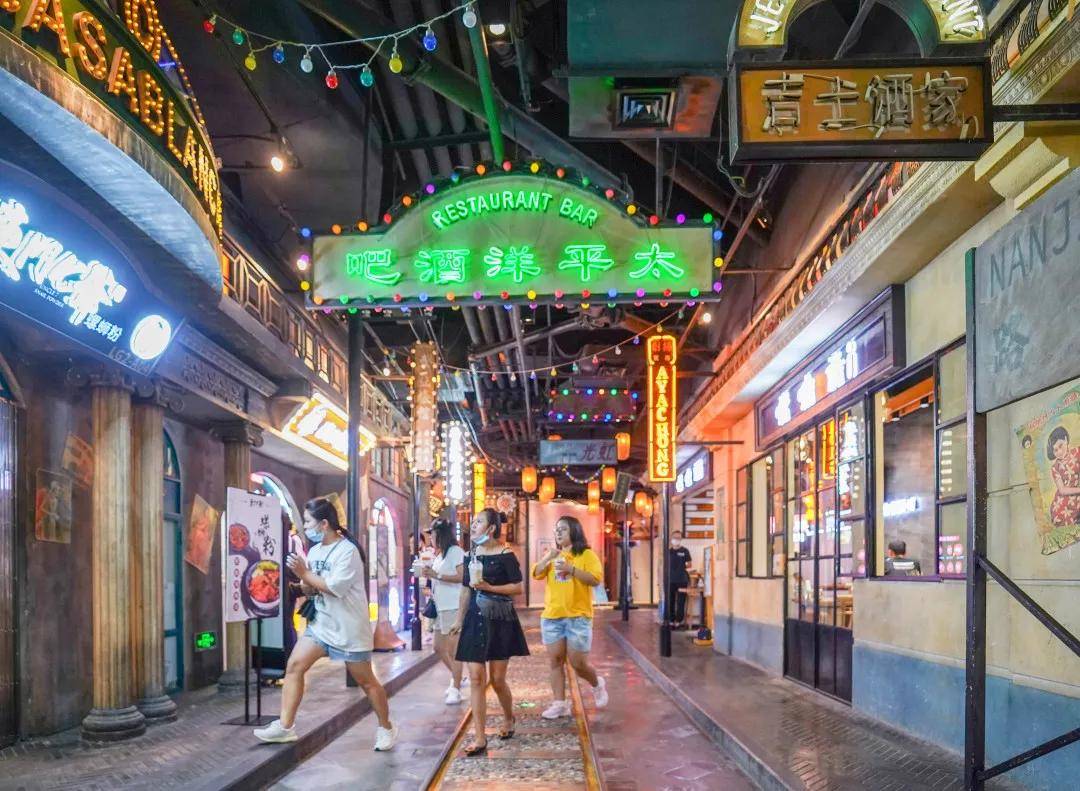 100元逛吃浦东!在这条地下风情街,一口气能从上海,宁波吃到长沙,兰州