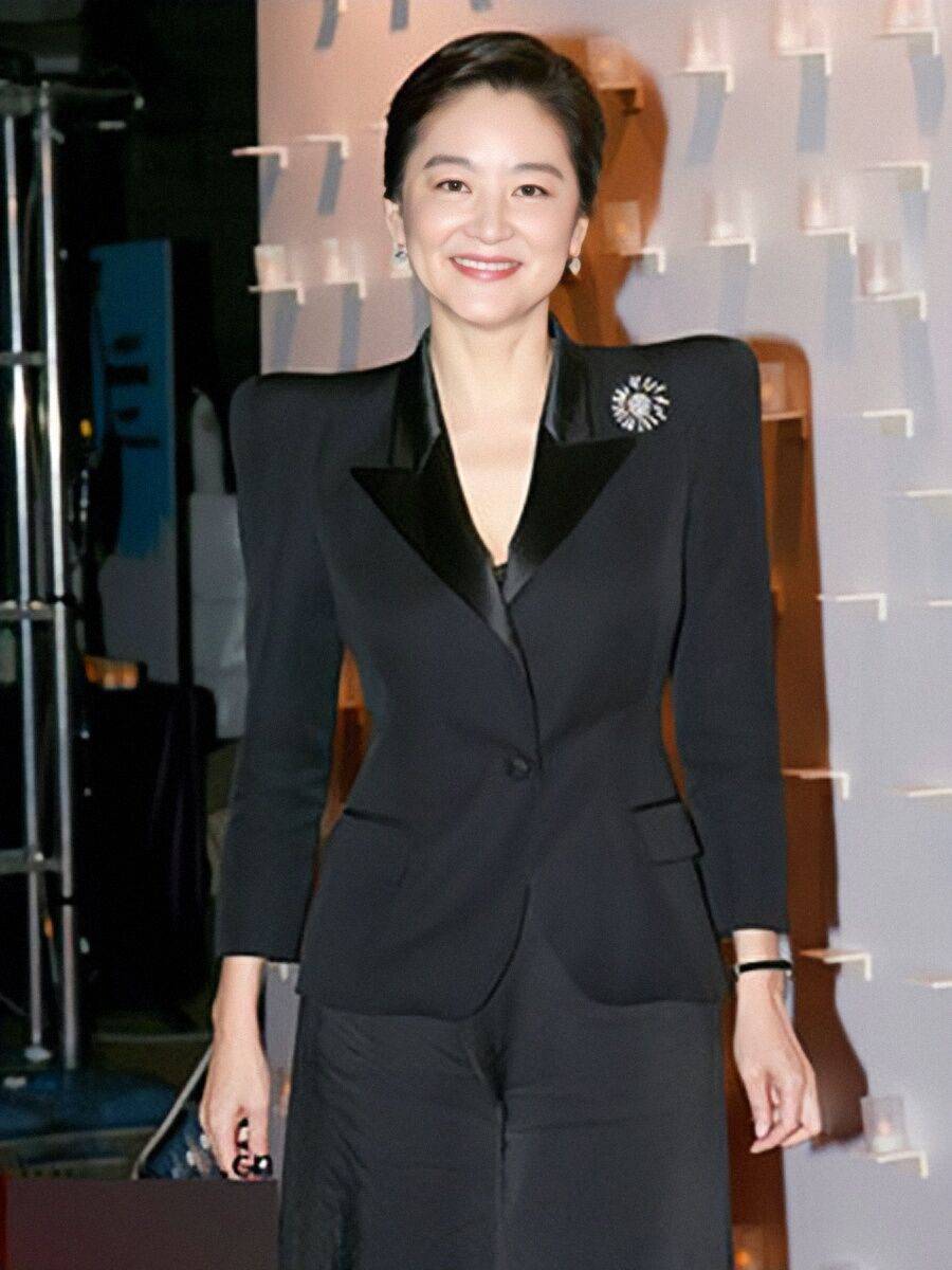 原创林青霞一穿黑色就美翻天垫肩西服配大佬裤英气飘逸越老越潇洒