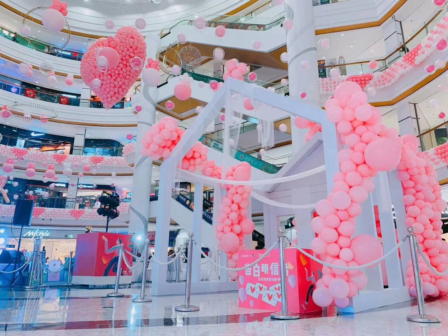 深圳气球美陈气球布置公司 商场气球布置商场气球美陈布置安装