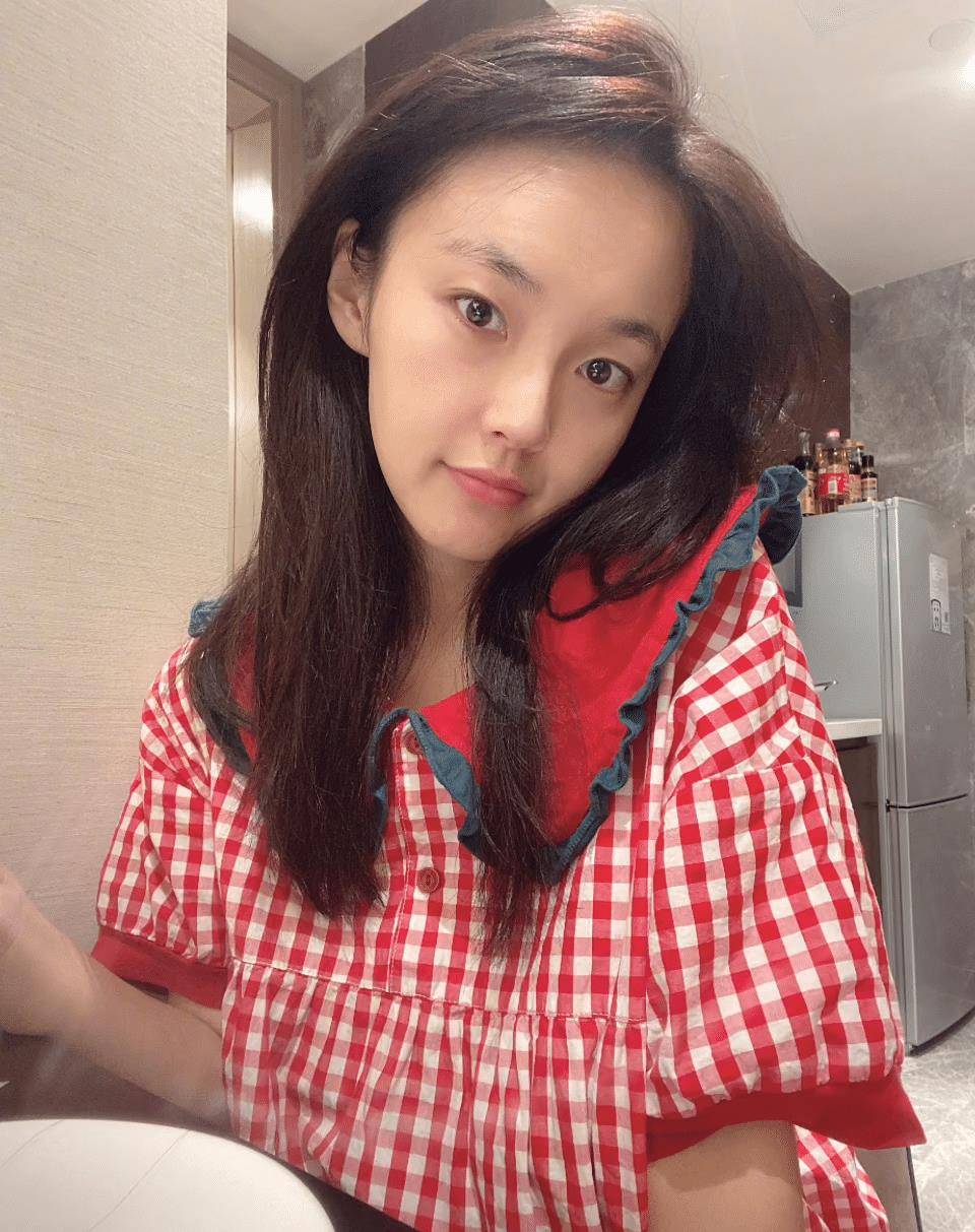 原创张佳宁晒素颜照狂啃玉米对镜比耶配文很逗趣