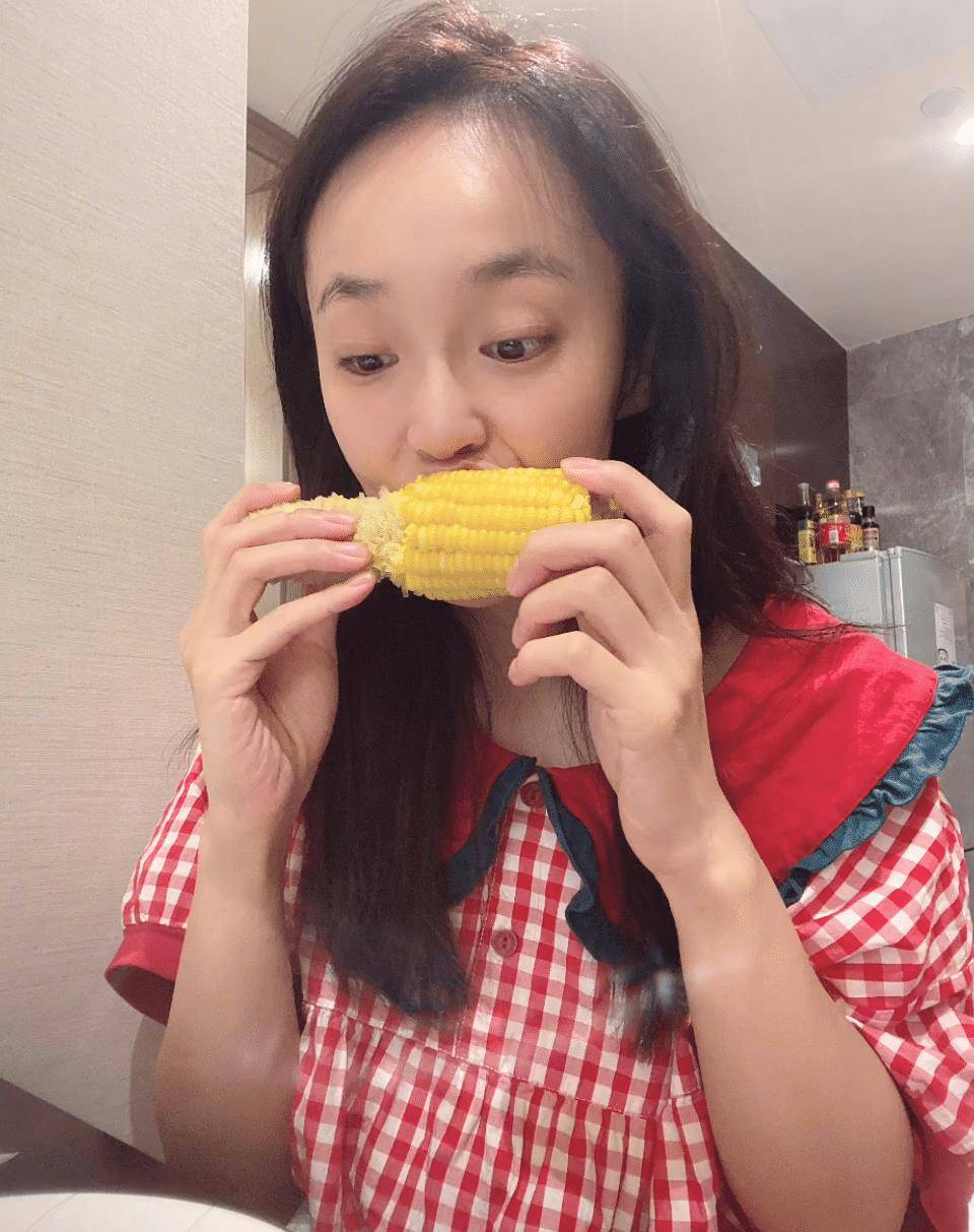 张佳宁素颜亮相,皮肤真的很好,尤其是原生态的美貌,真的很粗犷,没有