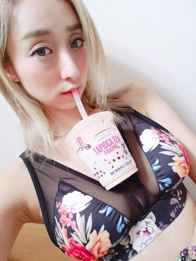 日本女孩@用欧派捧珍珠奶茶 可以感受到奶香(3) 涨姿势 热图3
