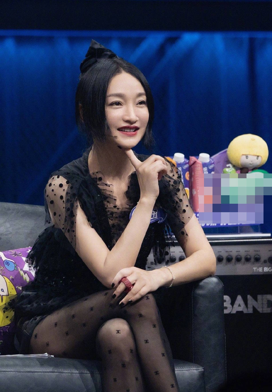 周迅笑意盈盈,穿着是暗黑系风格,似暗夜精灵. 45岁周迅冻龄似少女.