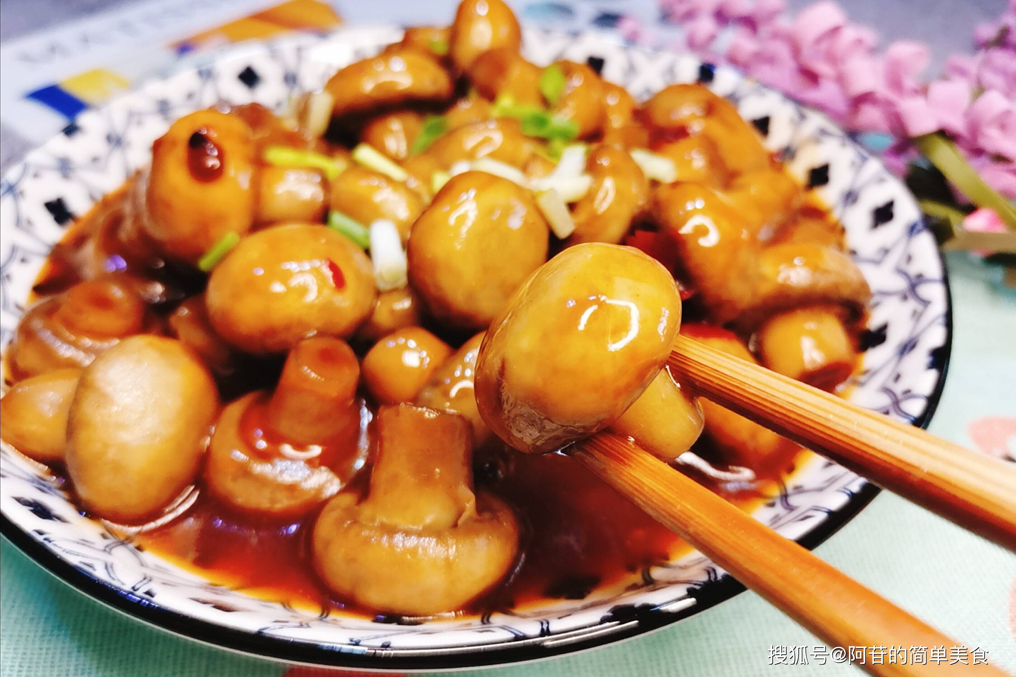 整个口蘑红烧,脆嫩鲜美不油腻,汤汁浓郁泡饭香,好吃!