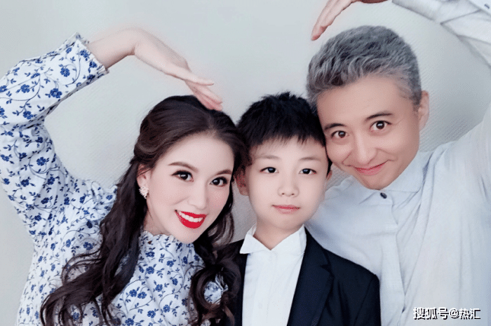 周炜和高明婷婚后育有一个儿子,儿子颜值非常高,继承了爸爸妈妈的优良