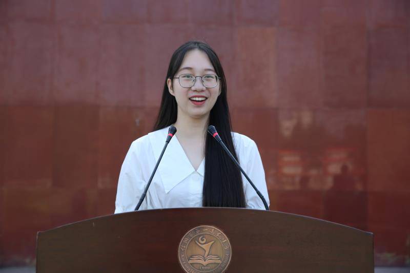 梅亚南 (合肥工业大学),徐婧妮 (湖北大学),吴治颖 (江西师范大学)