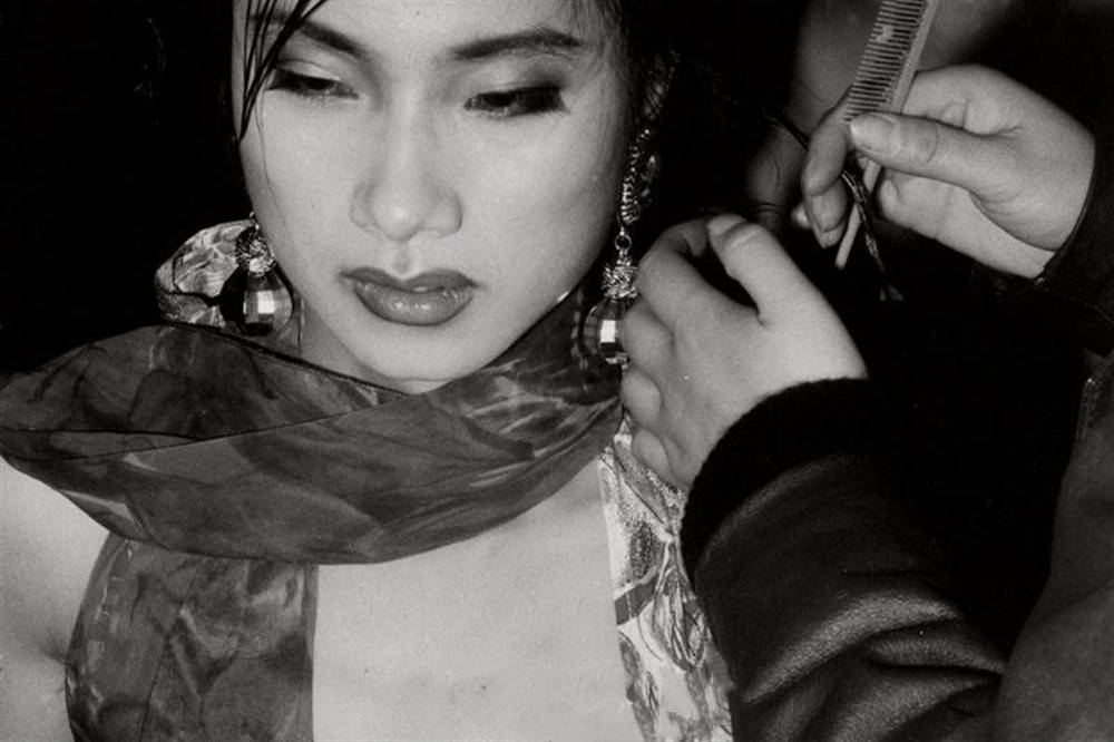 艺术家男扮女装玩人体艺术,被当成流氓抓走,专家:创意前无古人