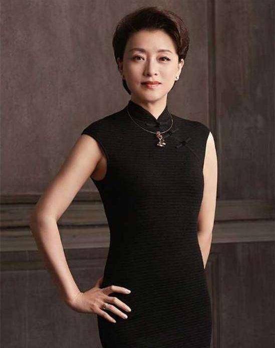 原创杨澜52岁还穿粉色公主裙短发烫微卷灵动优雅一般阿姨学不来