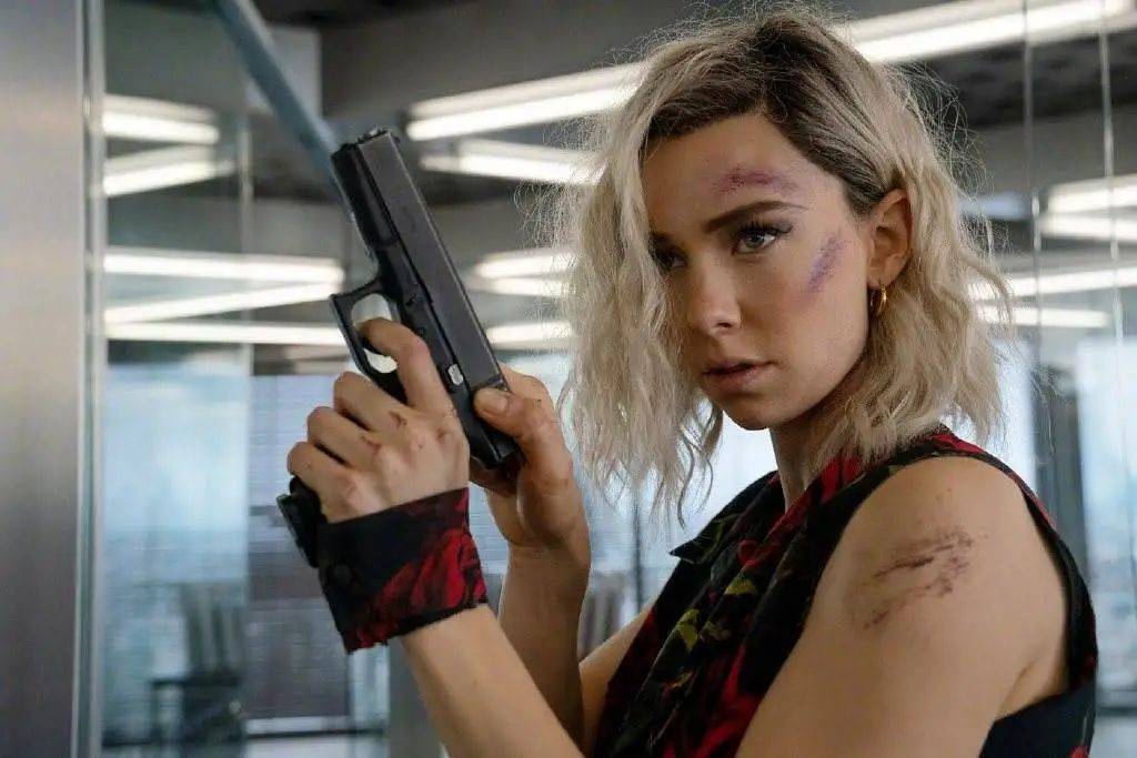 "白寡妇"穿镂空红裙露美背!肌肤娇嫩魔鬼身材迷人_凡妮莎·柯比