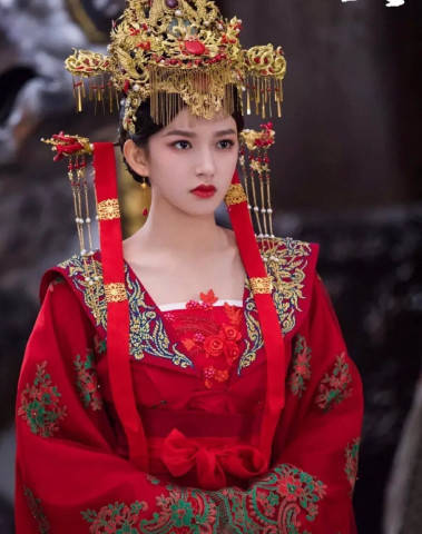 原创女星古装嫁衣造型合集,热巴富贵,李沁端庄,程潇掩盖了发际线,效果