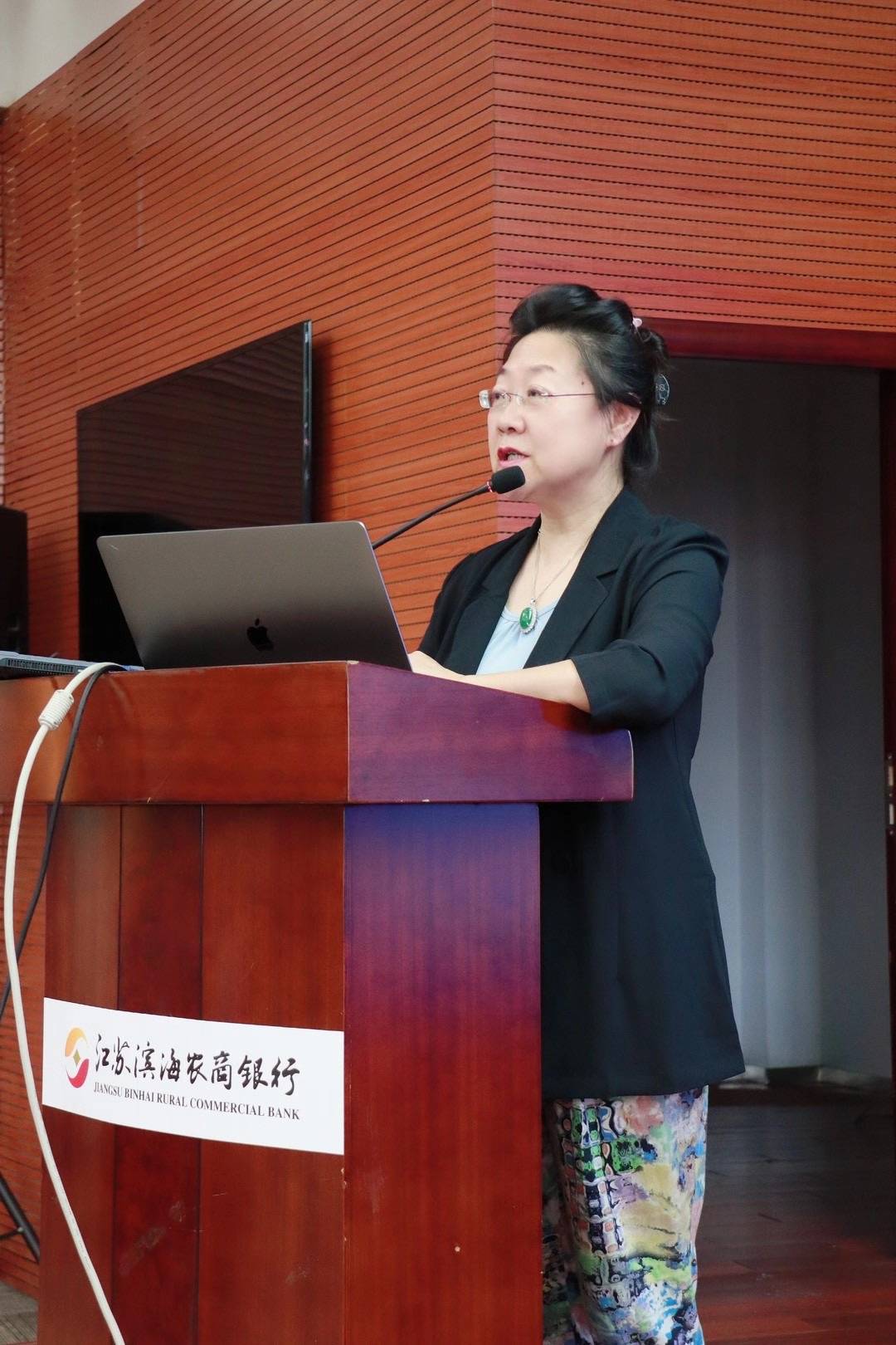 法律专家【崔莉】老师为银行讲授《民法典对银行信贷业务的影响》课程