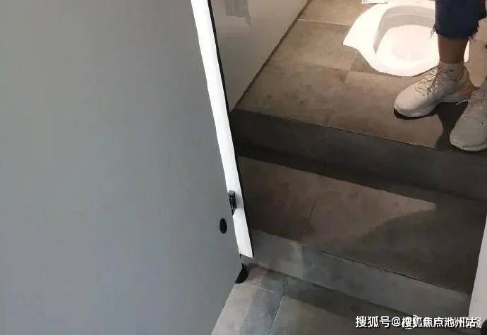 变态!男子潜入女厕贴地伸头进门缝里偷窥 面对质问还称自己是女生