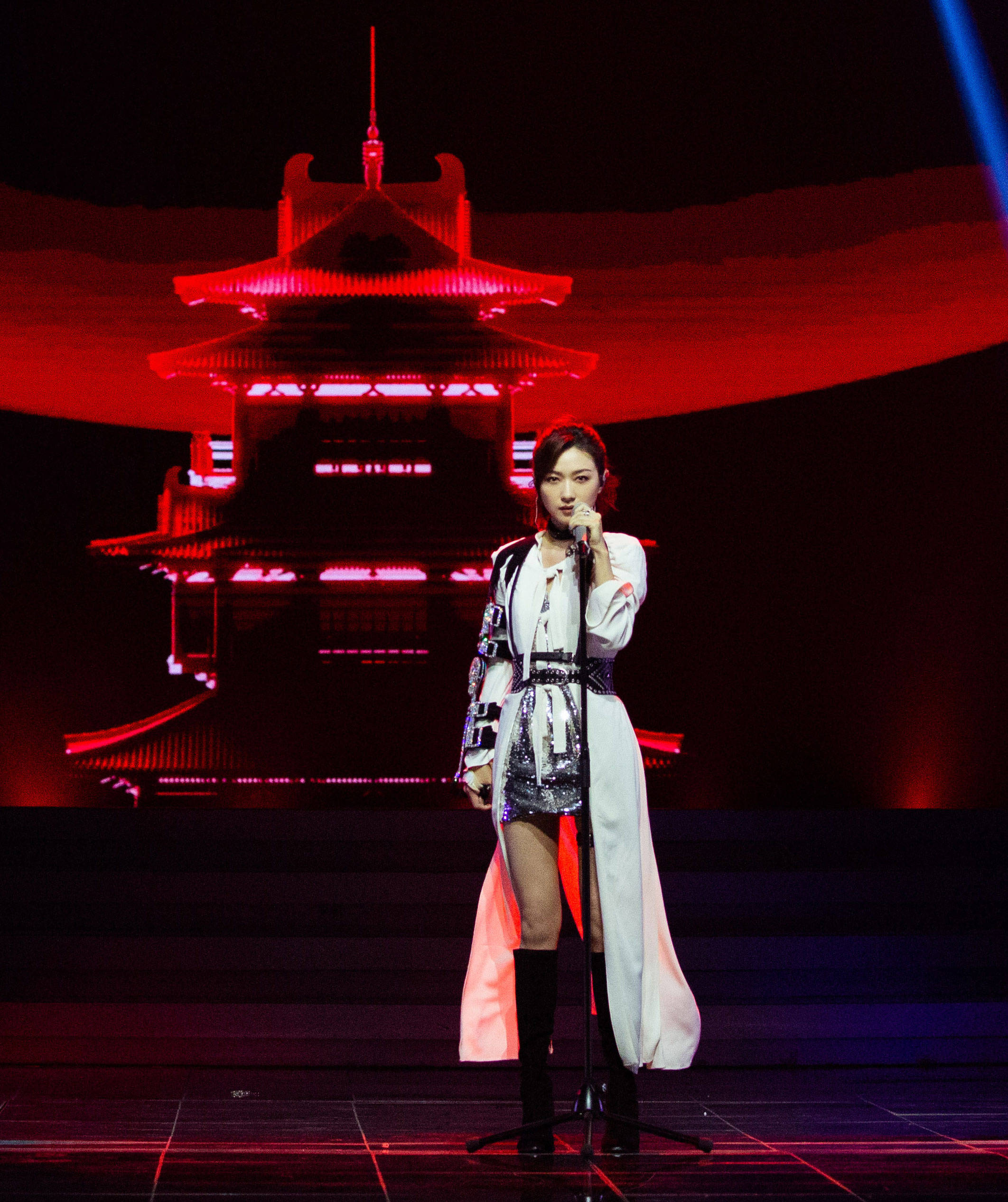 万茜变侠女,穿亮片连衣裙配白色"风衣",利落帅气成舞台焦点_造型