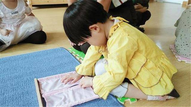 資深幼師直言:穿這3種衣服入園的孩子太