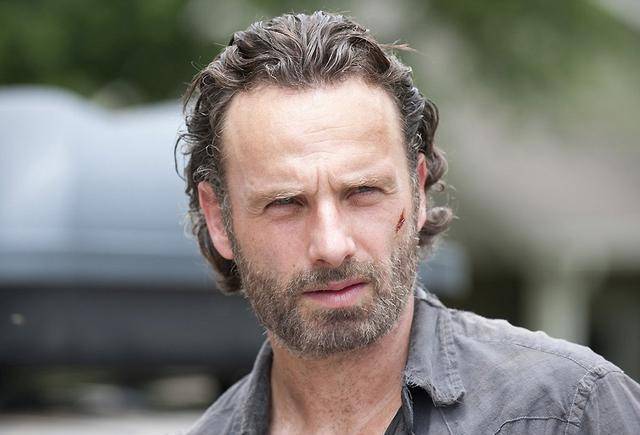 美剧《行尸走肉》男主,胡子全白悠闲遛狗,原来低调老婆是星二代