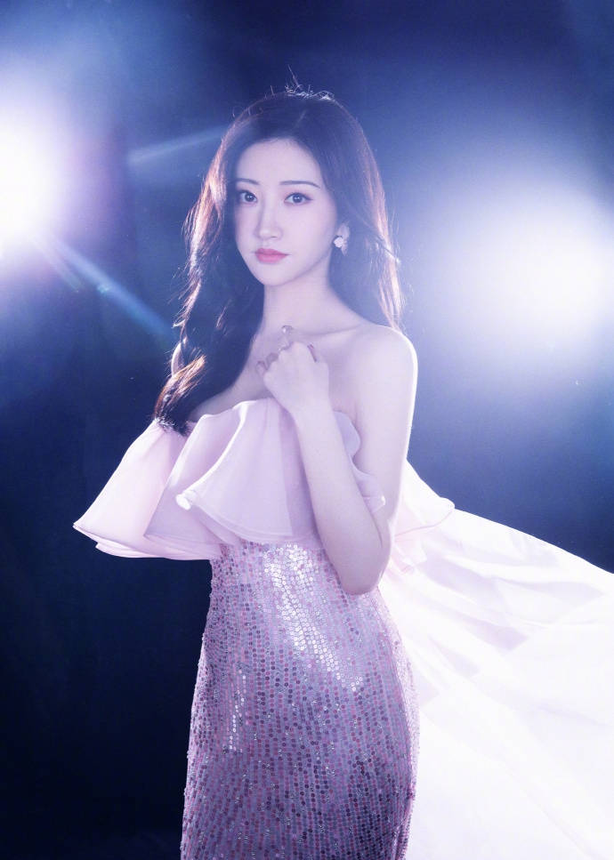 景甜着飘纱亮片裙似仙女 大波浪长发增添优雅气质