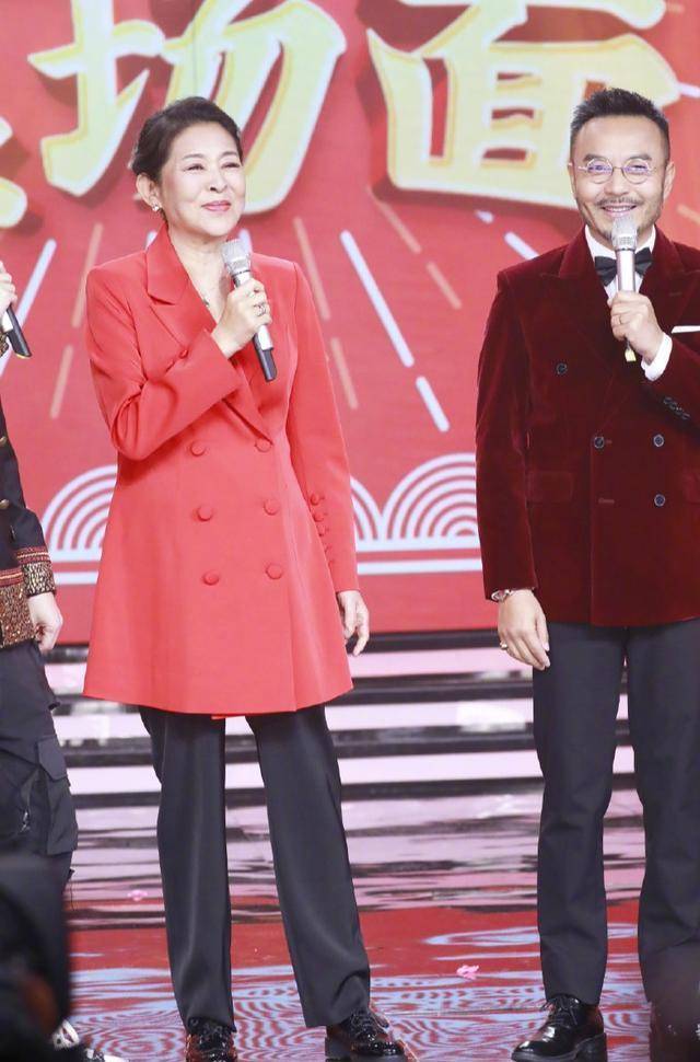 原创倪萍总算为自己而美风衣露脚踝穿皮鞋真时髦173身高真抢眼