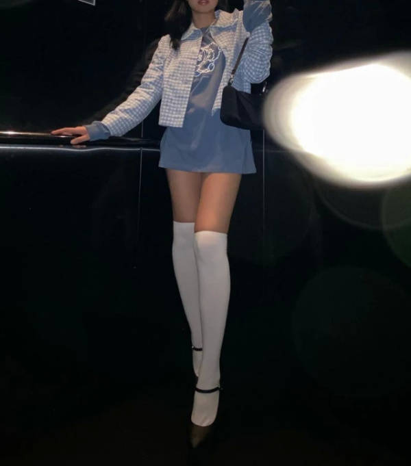 有种"腿精"叫jennie的腿,当她站直那刻,这腿快细成一条直线