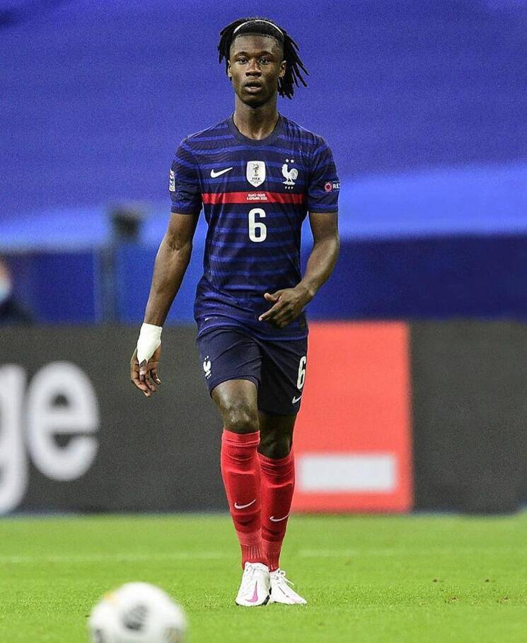 后场保护神!17岁卡马文加完成法国男足首秀,德尚换人有深意