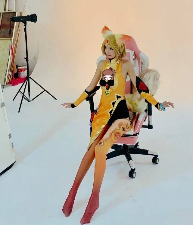 她是《怒海潜沙》的禁婆,卸下浓妆cos妲己,这身材妲己本人!