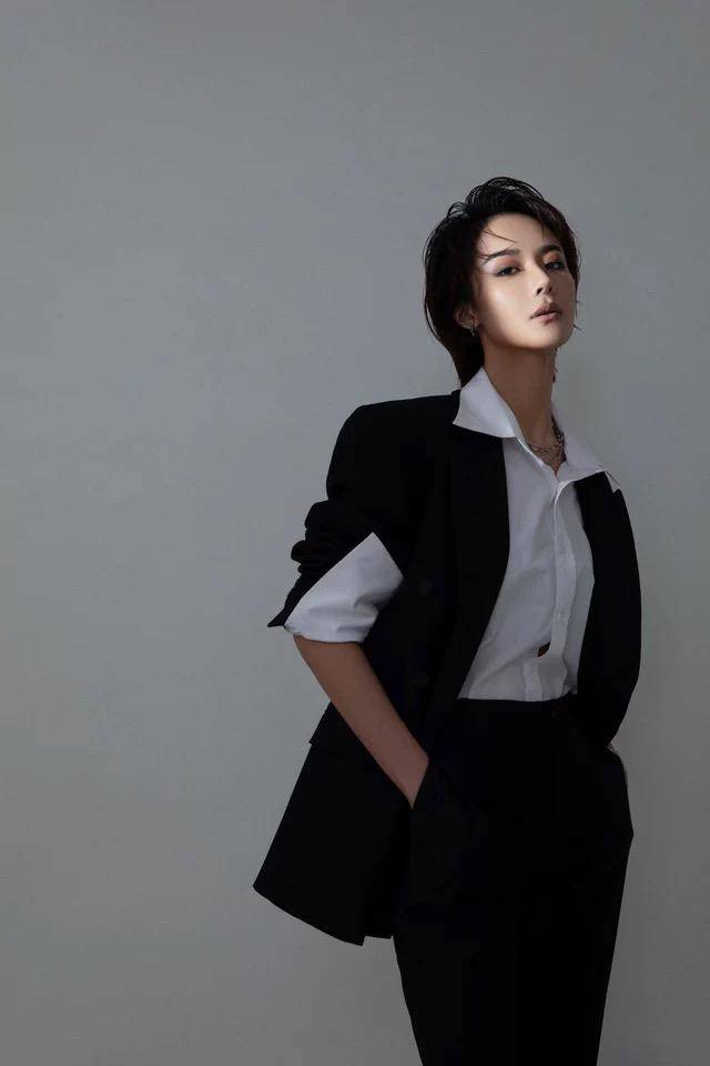 王芯芯短发造型又a又飒直言剪发原因是因为好洗头真是一个耿直girl