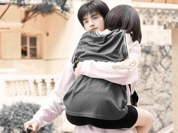 男明星的公主抱有多撩?宋威龙太有男友力,看到成毅:有什么不对劲?