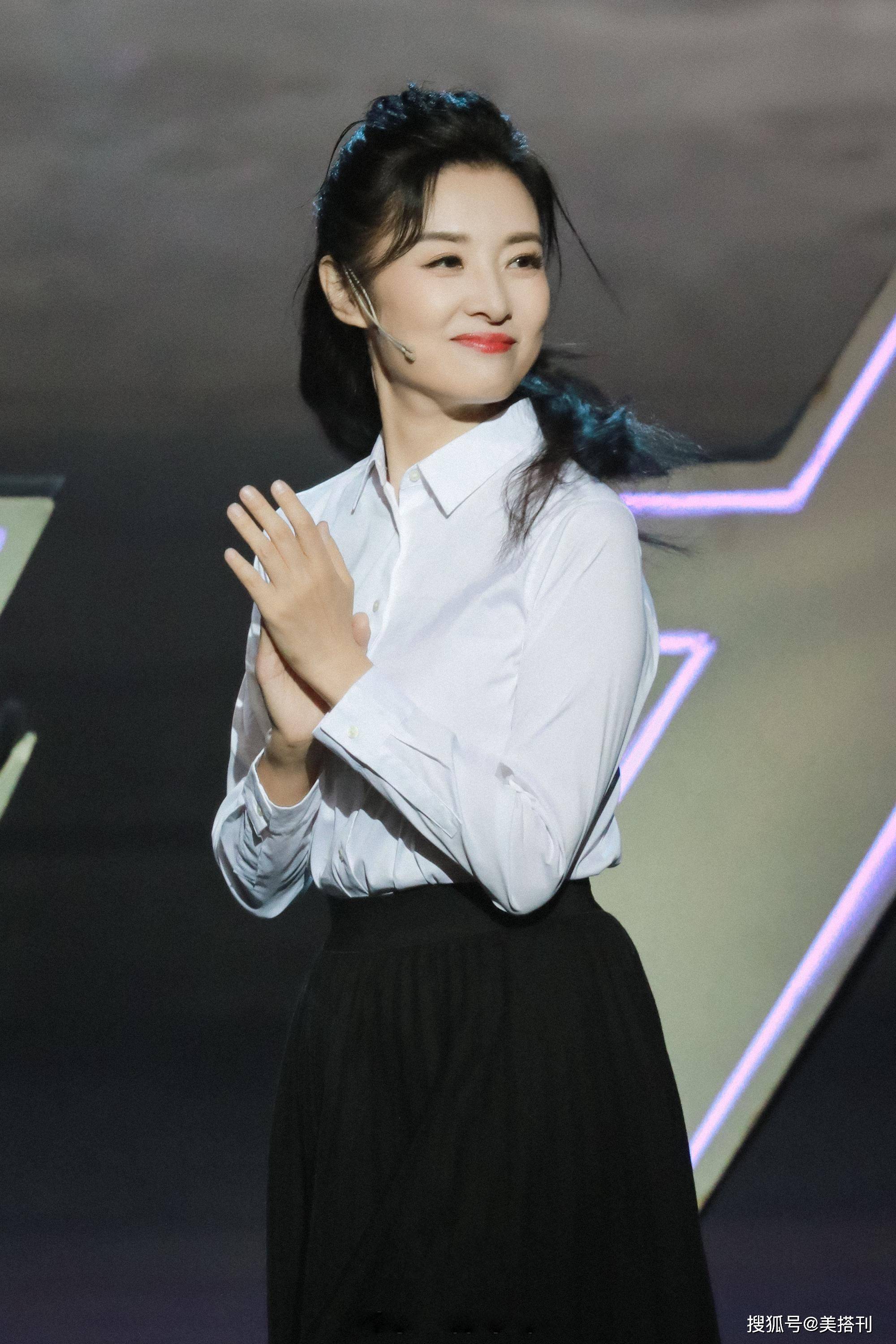 周涛真的有52岁吗路透穿白衬衫黑半裙皮肤白皙光滑仿佛冻龄了