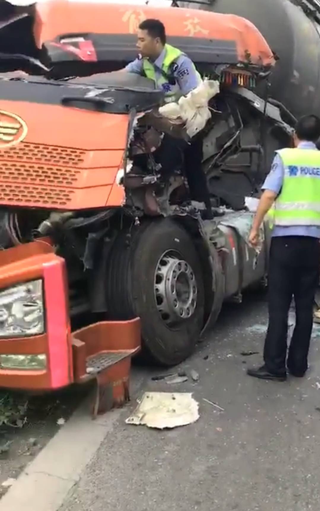 焦作突发惨祸 !车头直接撞烂 ,交警迅速赶往现场