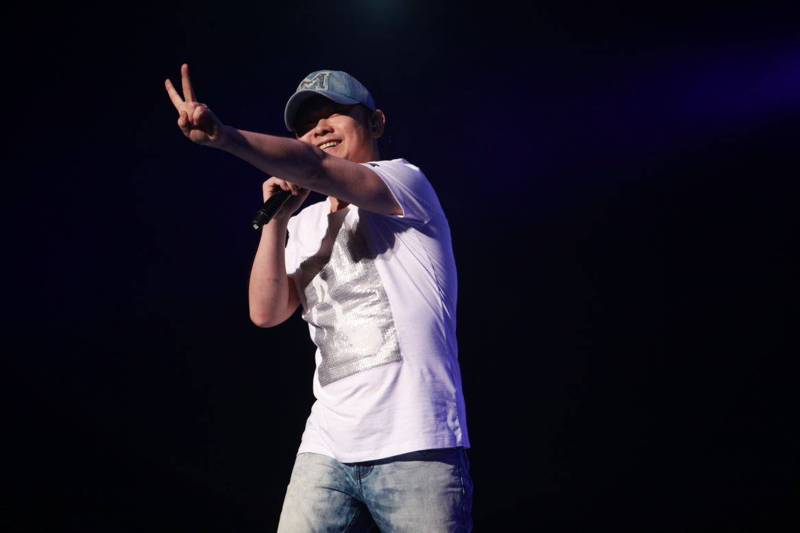 那段时间刀郎这个名字瞬间光芒万丈,让许多观众认识了这位与众不同的