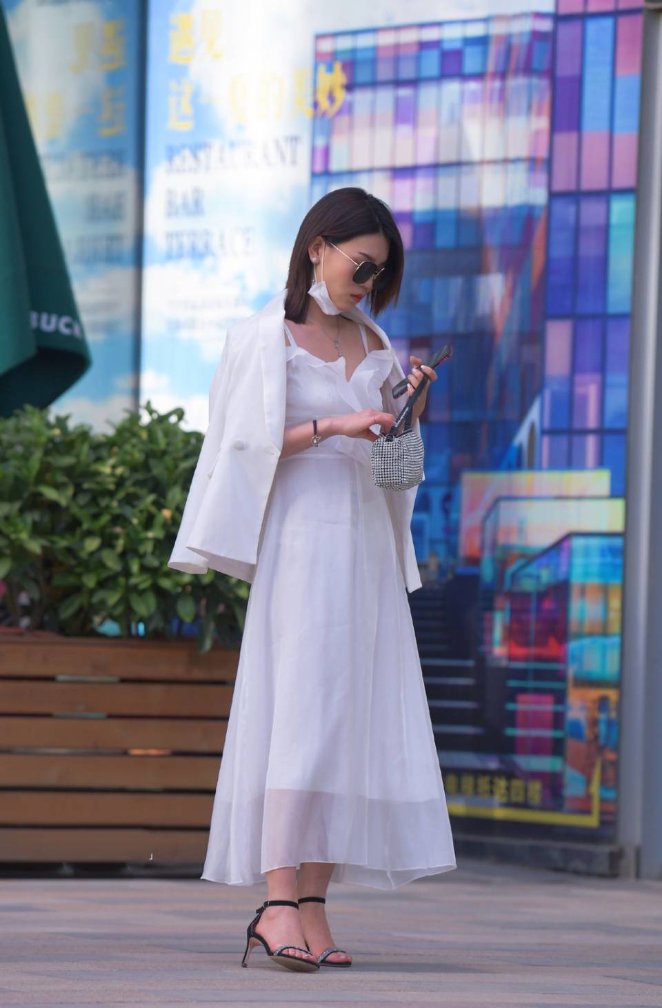 美女街拍:小姐姐一袭白色连衣裙,清新时尚有魅力,在初秋的街头纯洁度