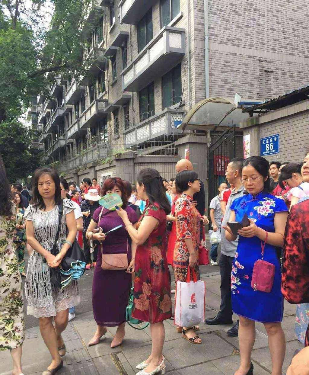 高考第一天,陪考妈妈们穿旗袍,举向日葵,花式加油法戏好足!