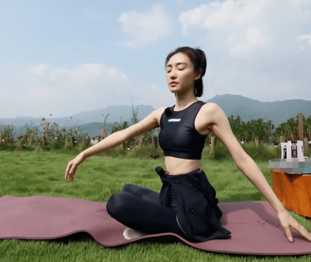 王丽坤早晨做瑜伽,当她坐姿伸开双臂向左转,身材比例遭妒忌