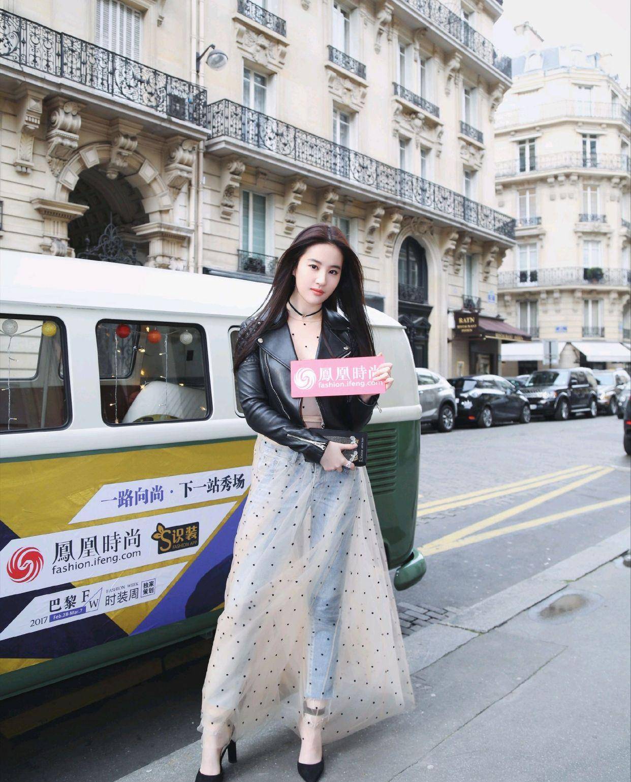 刘亦菲这套造型好奇葩,裙子里面套裤子?俗气穿搭挡不住逆天美貌