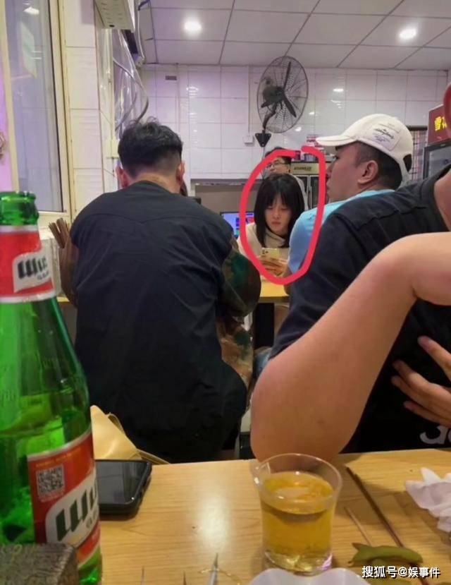 原创王思聪深夜携美女撸串喝酒 一看菜单就花300?