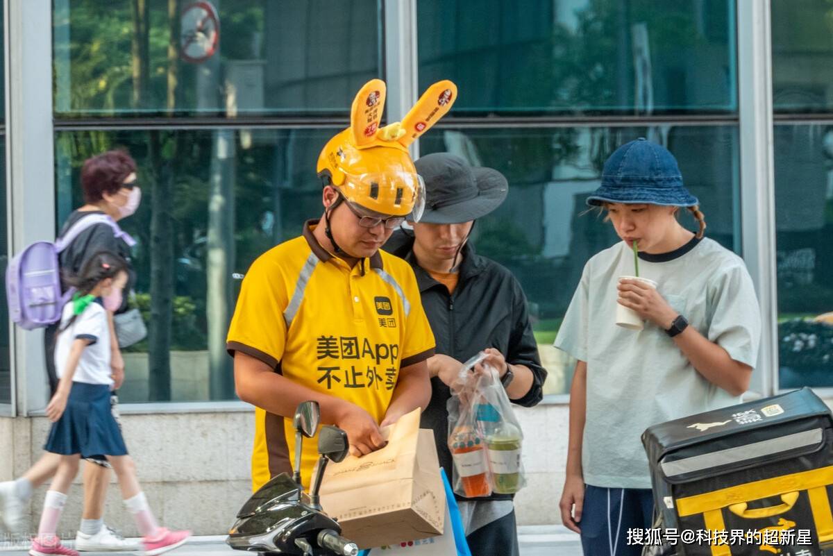 美团小哥头盔"长"耳朵,饿了么小哥戴竹蜻蜓,网友:都想买_袋鼠