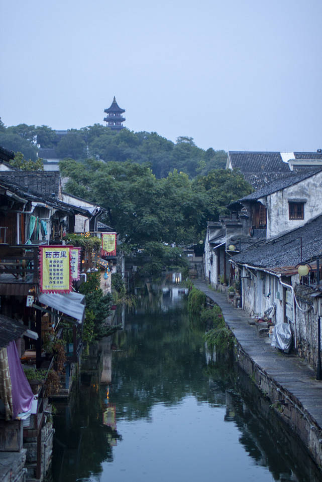 浙江绍兴雨后的街道湿漉漉,更显江南之美!