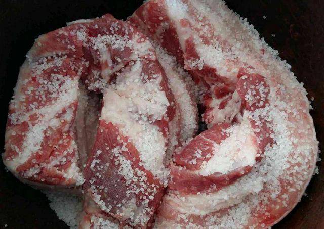 原创四川人腌腊肉,除了加盐,这2样才是关键,就算放一年都不会坏