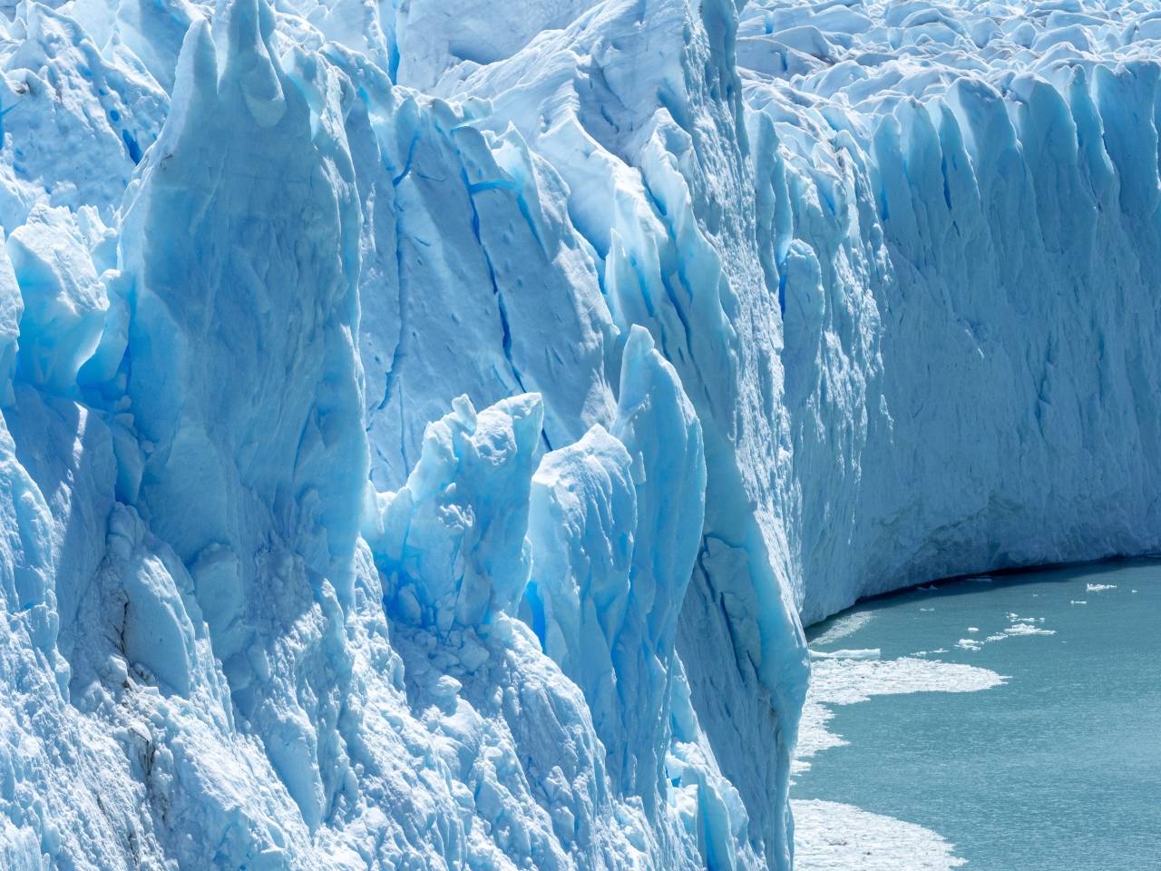 活着的冰川世界上唯一逆增长的蓝色梦幻冰川