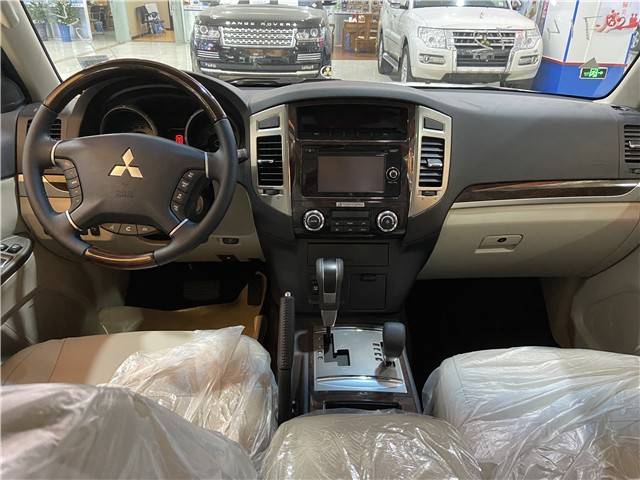 20款三菱帕杰罗(参数|图片)v97(参数|图片)宽大的内饰空间,舒适的真皮