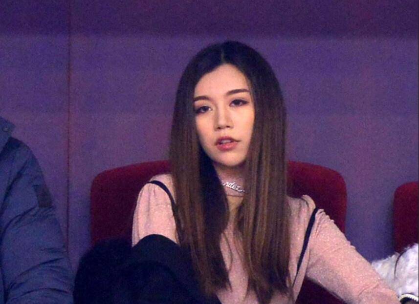 丁彦雨航经纪人:姓氏罕见不会读,33岁妻子不比陈露差多少!_山东男篮