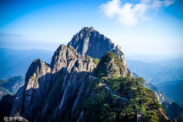 深秋時節的安徽黃山險峻奇絕,吸引無數遊客來黃山打卡