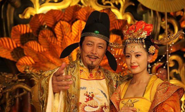 宋仁宗:唐国强在电视剧《包公生死劫》中扮演宋仁宗赵祯.