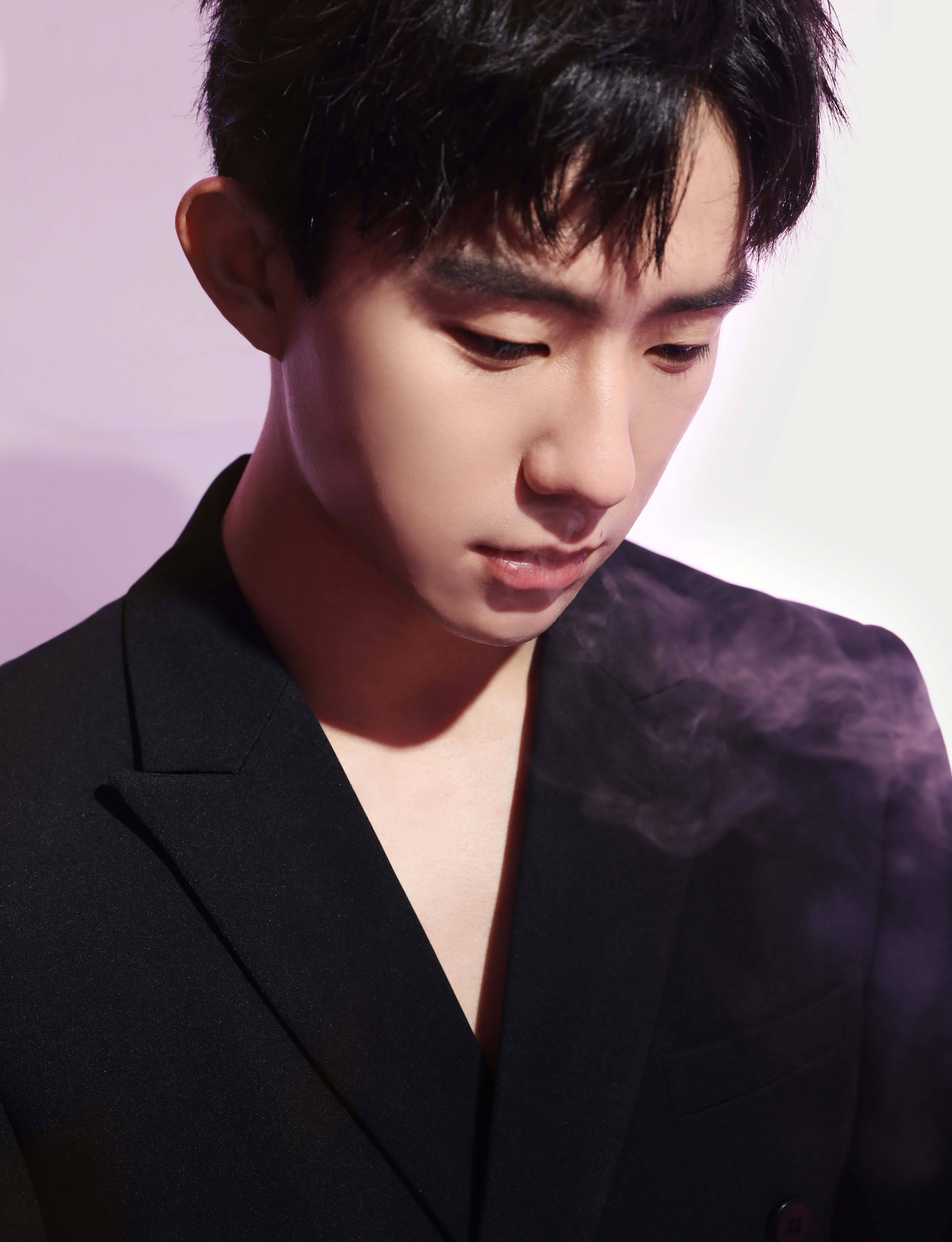 纯黑西装温润雅致彰显少年独特气质 演员郑好最新一组粉色光影大片