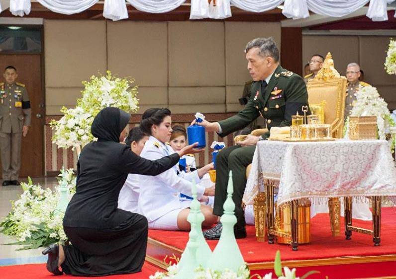 泰国国王跪拜礼图片