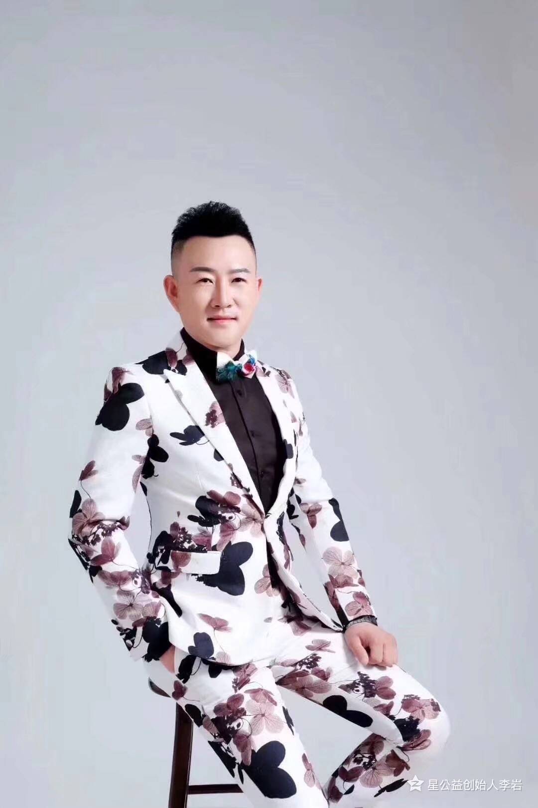 携手同行中国梦获得最佳歌手奖本次活动受邀的星公益爱心大使还有凌玲