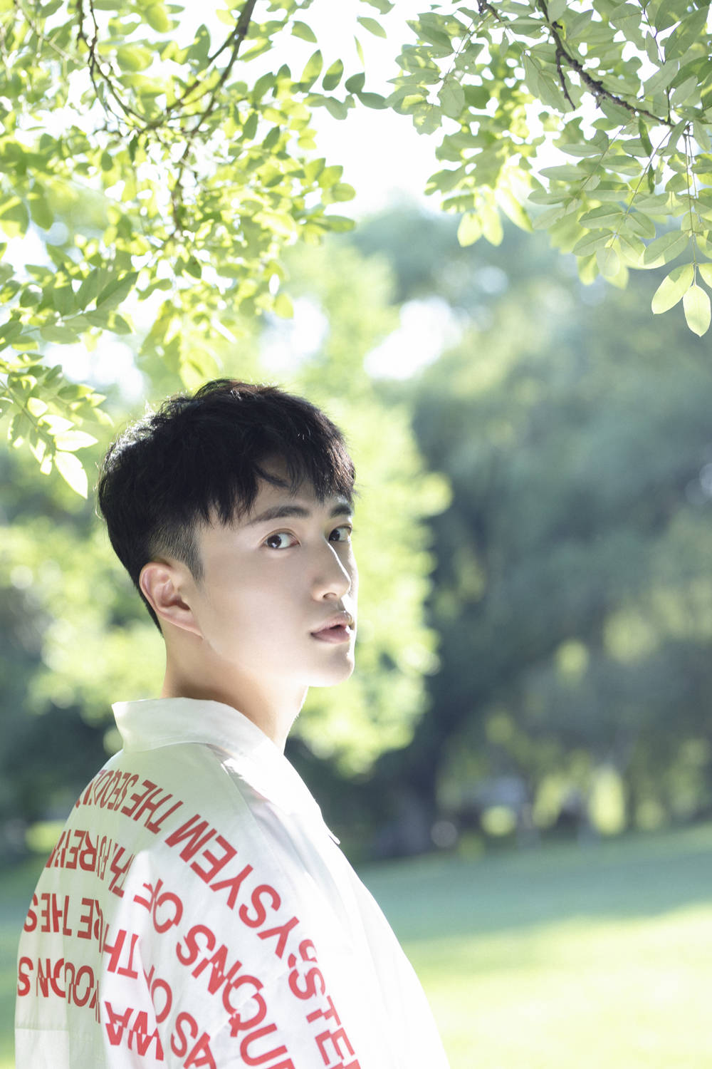 张博涵秋日写真曝光 撞色字母衫尽显青春活力