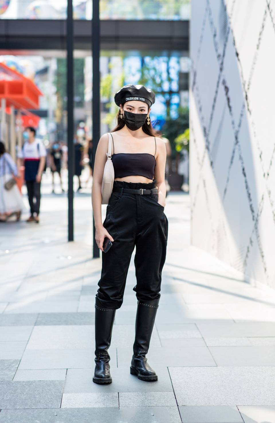 街拍:秋天真的到了,选条好裤子,打造随性慵懒又有酷酷味道的街头风