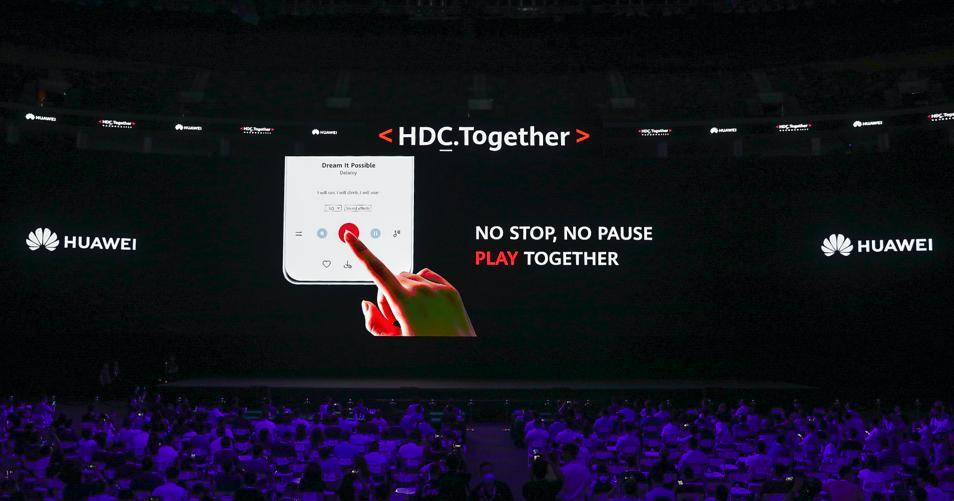 华为只剩下"奔跑",正如同本次大会即将开始时所显示的字幕"no stop,no