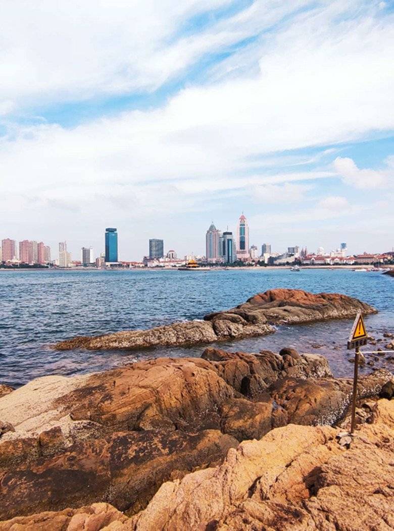 棧橋對面這個小島風景獨樹一幟青島因它得名