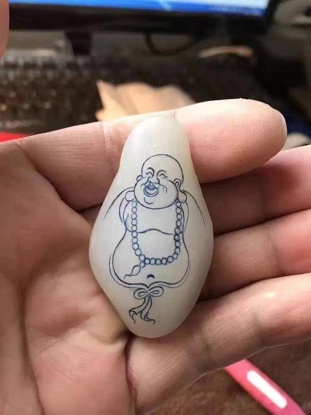 佛:佛像玉雕图案常常取材于大肚弥勒佛造型,它开口便笑,笑天下可笑之